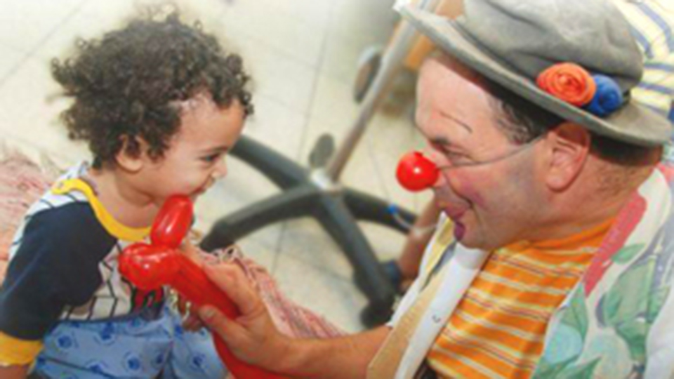 אלכס גרובר הוא פרופסור צ'ימיצ'ורי והוא כאן כדי לשחרר את הליצן שטמון בנו למסעות של שמחה
ולתת אהבה ותקווה